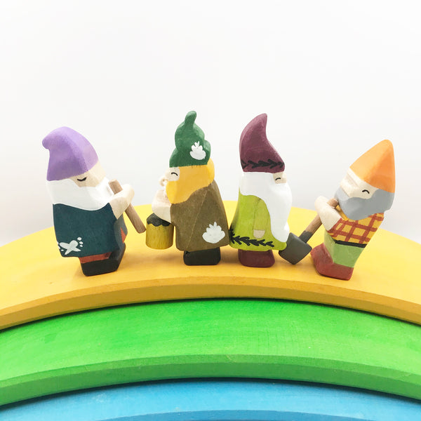 4 Dwarves bearing Gifts